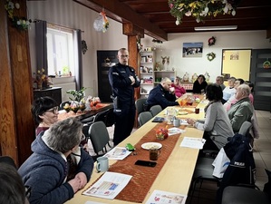 Policja, KPP Ostróda, spotkanie policjantów z członkami Klubu Seniora w Dylewie