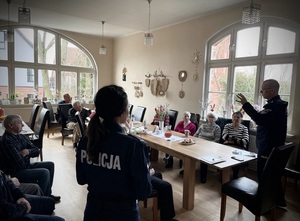Policja, KPP Ostróda, spotkanie policjantów z członkami Dziennego Klubu Seniora w Ostródzie
