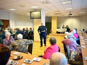 Policja, KPP Ostróda, spotkanie policjantów z seniorami w Domu Kultury w Ostródzie