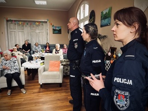 Policja, KPP Ostróda, spotkanie policjantów z członkami Dziennego Domu Seniora+ w Ostródzie