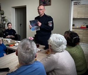 Policja, KPP Ostróda, spotkanie policjantów z seniorami w Domu Seniora w Glądach
