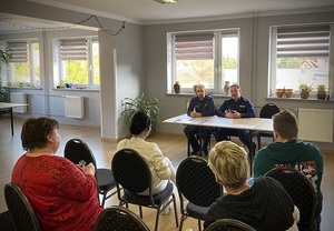Policja, KPP Ostróda, spotkanie policjantów z seniorami w Gminnym Ośrodku Pomocy Społecznej w Małdytach